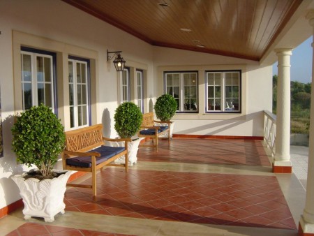 Possui uma vista privilegiada sobre o oceano. 